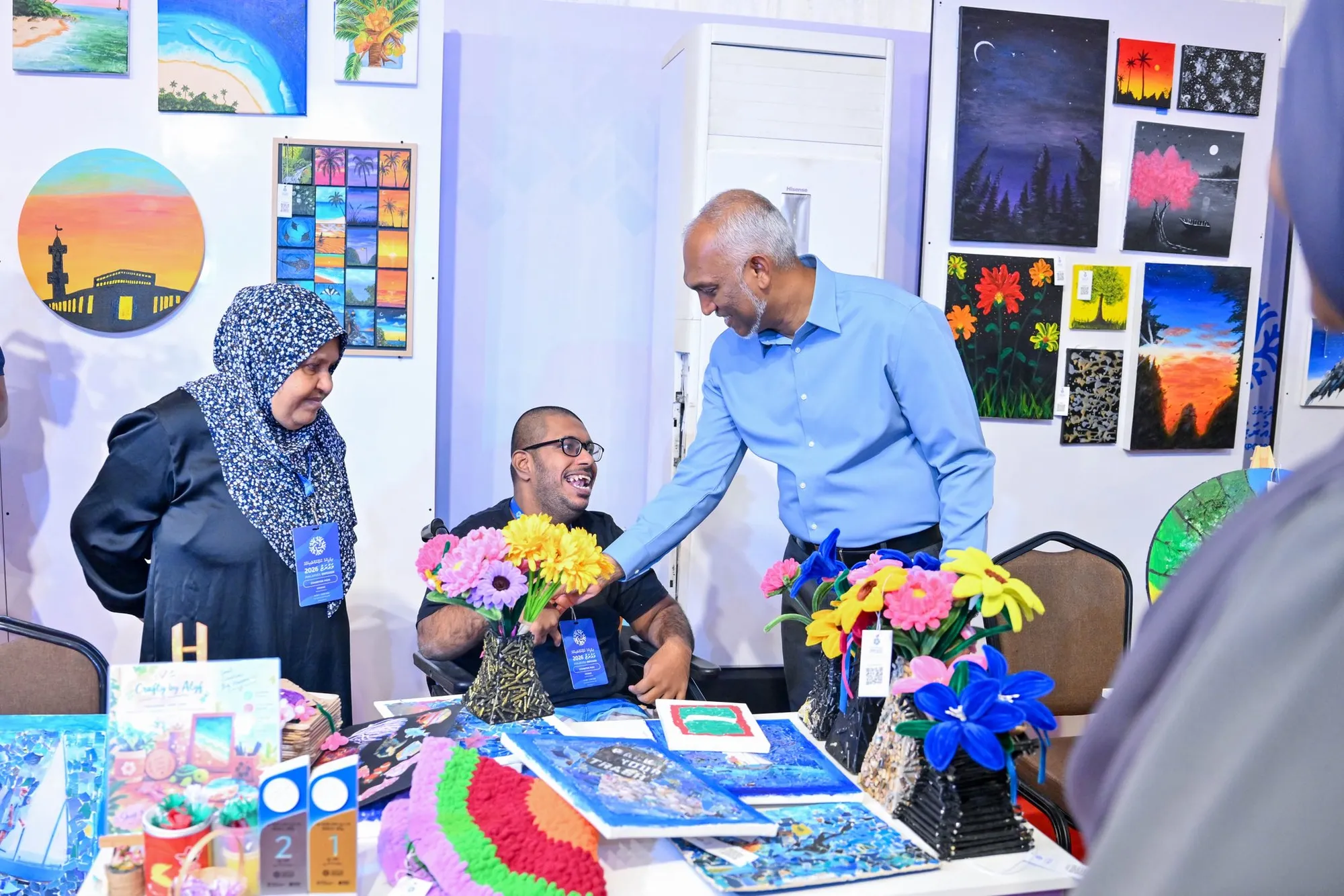 ރައީސް ޑރ. މުހައްމަދު މުއިއްޒު އުފެއްދުންތެރިކަމުގެ މައުރަޒު ބައްލަވާލައްވައި ބައިވެރިންނާ ސަލާމް ކުރައްވަނީ

 -- ފޮޓޯ : ރައީސް އޮފީސް 