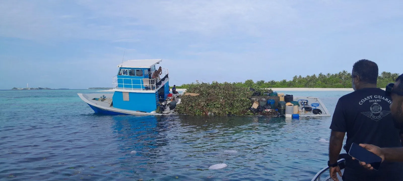 10 މީހުންނާއެކު ދަތުރުކުރަމުންދިޔަ ދޯންޏެއް ފަރަށް އަރައިފި