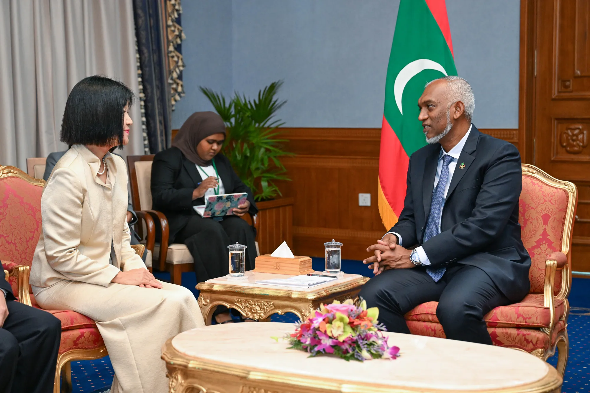 ޖަޕާނުގެ އައު ސަފީރުގެ ސަފީރުކަމުގެ ފަތްކޮޅު ރައީސް މުޢިއްޒަށް އަރުވައިފި