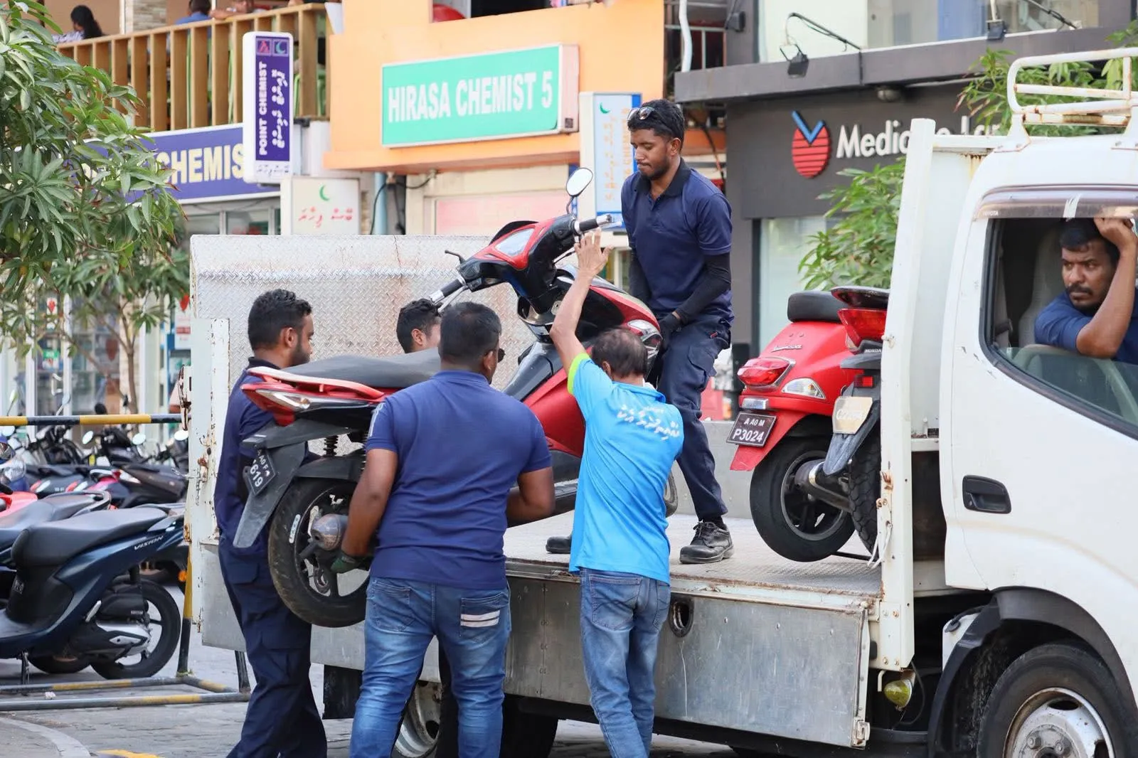 މަގުތަކަށް ދޫކޮށްލާފައިވާ ވެހިކަލްތައް ނެގުމުގެ މަސައްކަތް ފަށައިފި