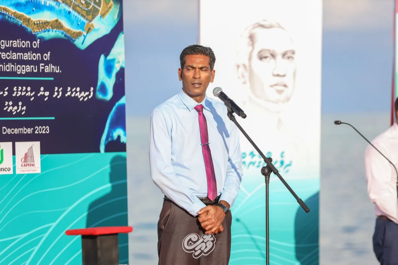 ސިޔާސީ ވާހަކަތަކަށް ރައްދު ދޭން ބޭނުމެއްނޫން، ބޭނުމީ އަމާޒަށް ވާސިލުވާން: ފަޒުލް