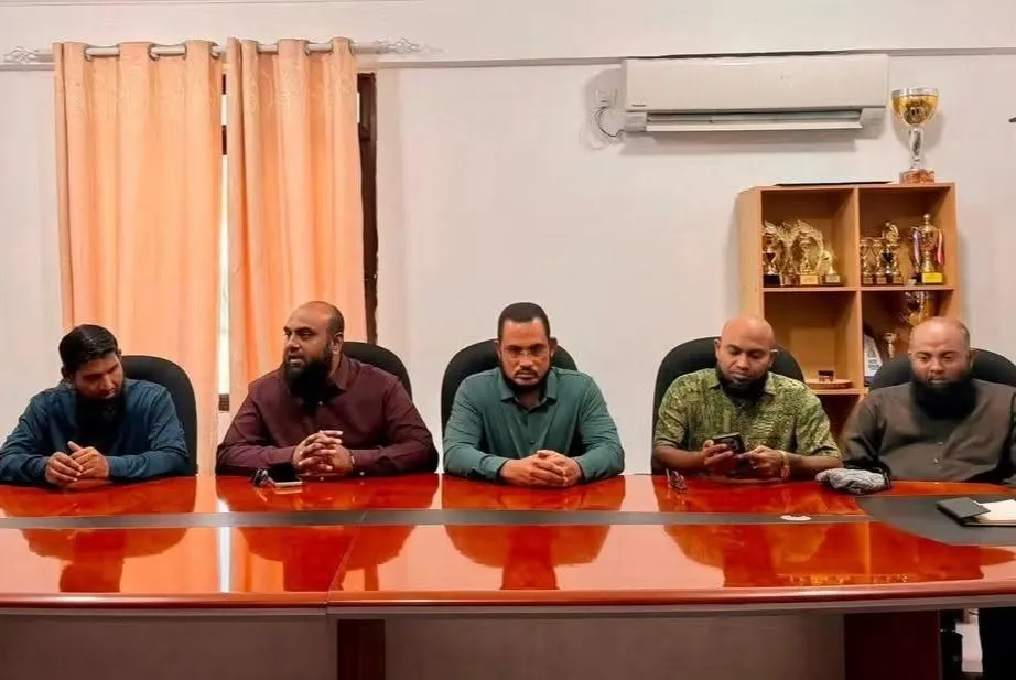 ރަސްމާލެ މަޝްރޫޢާއި ޢިލުމުވެރިންގެ ގުޅުމުން ދެކޮޅު ހަދާނެކަމަށް ބެލެވިފައި ވަނިކޮށް ސަލަފުގެ ޢިލްމުވެރިން އެޖަމިއްޔާއިން ވަކިވެއްޖެ
