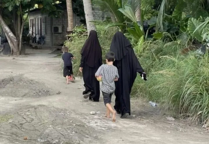 ފްރާންސްގެ މުސްލިމު ޢާއިލާ ފޮނުވާލާތީ ގިނަބައެއް ކަންބޮޑުވުން ފާޅުކުރަންފަށައިފި