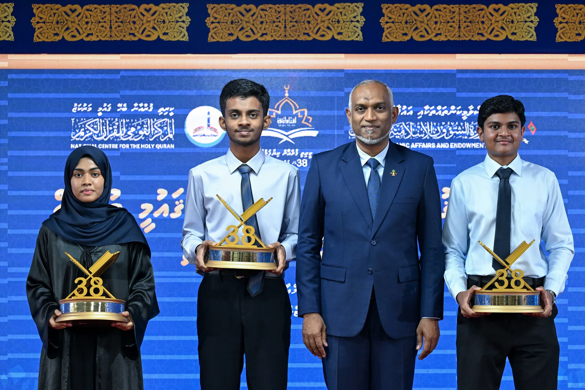 ރައީސުލްޖުމްހޫރިއްޔާގެ ދެކަނބަލުން، ކީރިތި ޤުރުއާން ކިޔެވުމުގެ 38 ވަނަ ޤައުމީ މުބާރާތް ނިންމުމުގެ ރަސްމިއްޔާތު ޝަރަފުވެރިކޮށްދެއްވާ، އެކި ވަނަތައް ހާސިލުކުރެއްވި ބައިވެރިންނާ އިނާމު ޙަވާލުކޮށްދެއްވައިފި