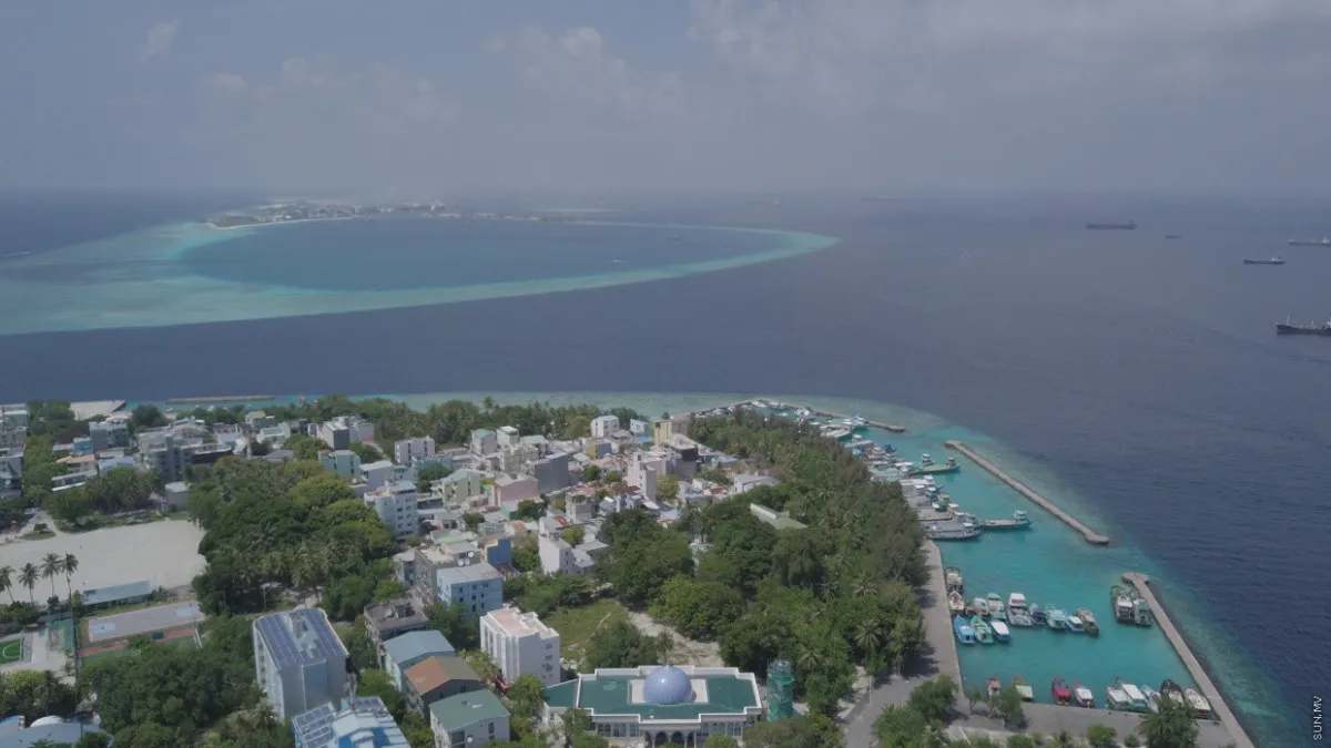 ވިލިމާލޭ މޫދަށް އެރި އުޅުނު މީހަކު އޮޔާ ދަމައިގަނެއްޖެ!