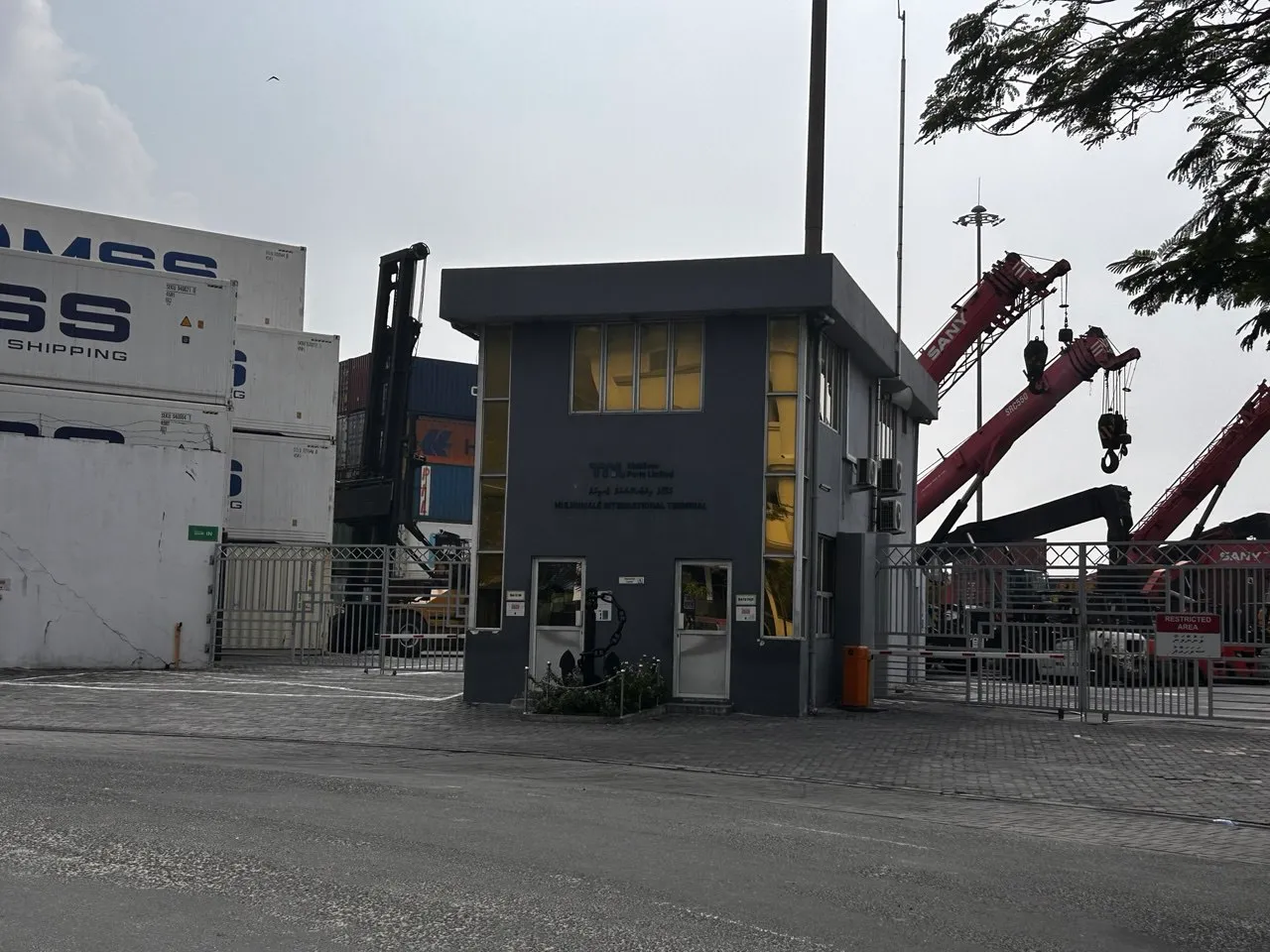 ސިނގިރޭޓް ކޮންޓެއިނާތައް ވަގަށް ނެގި މީހުންނަށް ދައުވާކޮށްފި