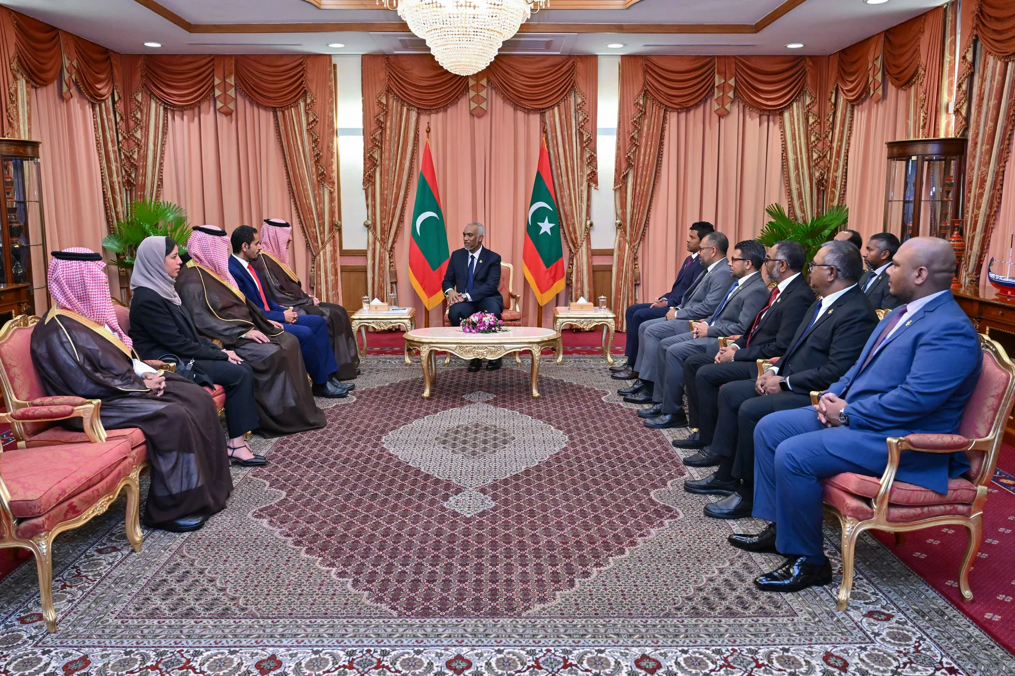 ސަޢުދީއިން ރާއްޖޭގައި ކުރިއަށްގެންދާ މަޝްރޫޢުތައް ވަގުތަށް ނިންމުމަށާއި، އެކުގައި މަސައްކަތް ކުރުމަށް މަޝްވަރާކޮށްފި