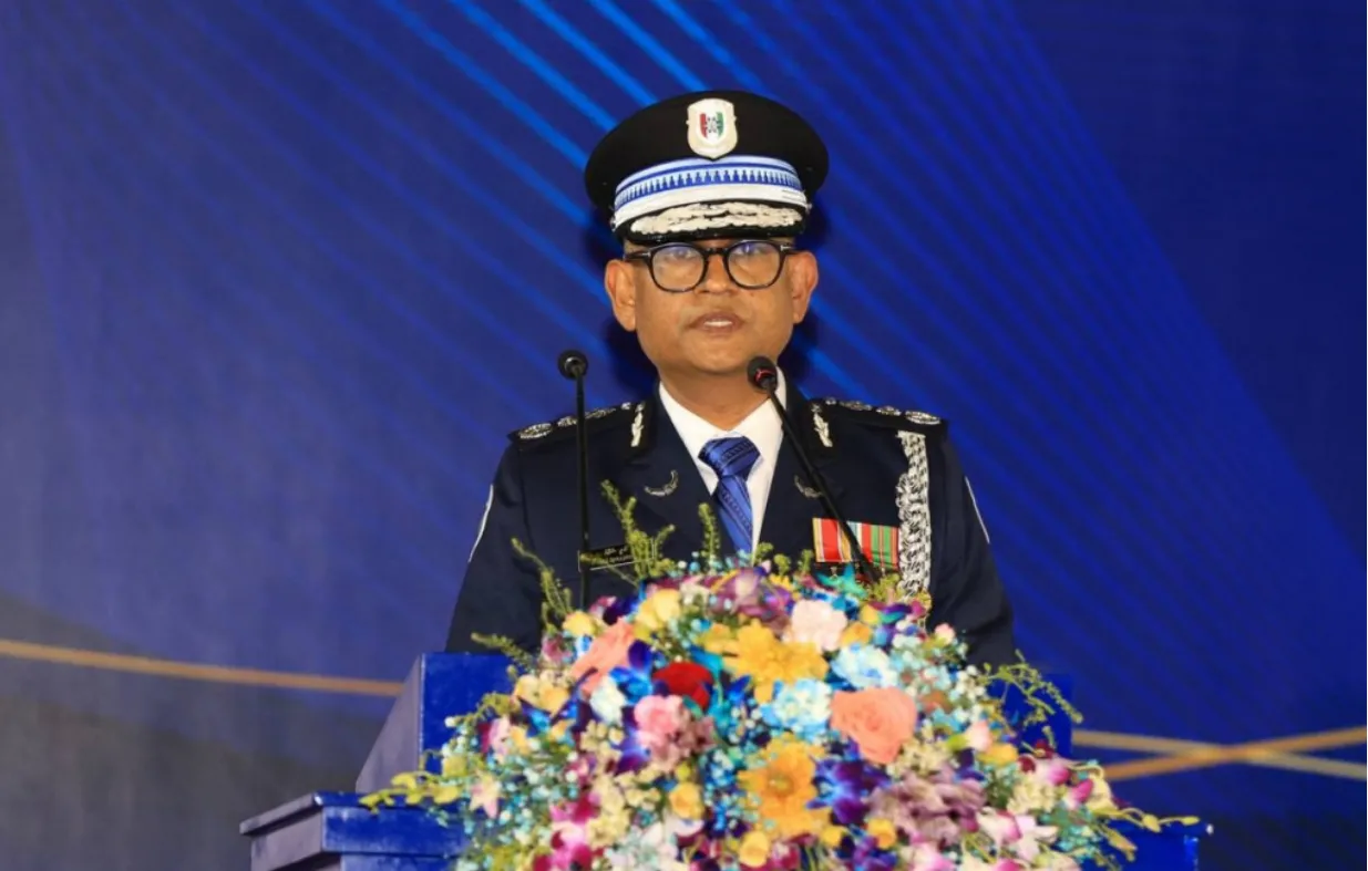 ފުލުހުން، ޑިޔުޓީގެ 8 ގަޑިއިރުގެ ބޮޑުބައި މަގުމަތީގައި، ރައްޔިތުންނާއިއެކު ހޭދަކުރަންޖެހޭ: ސީޕީ ޝުޖާޢު