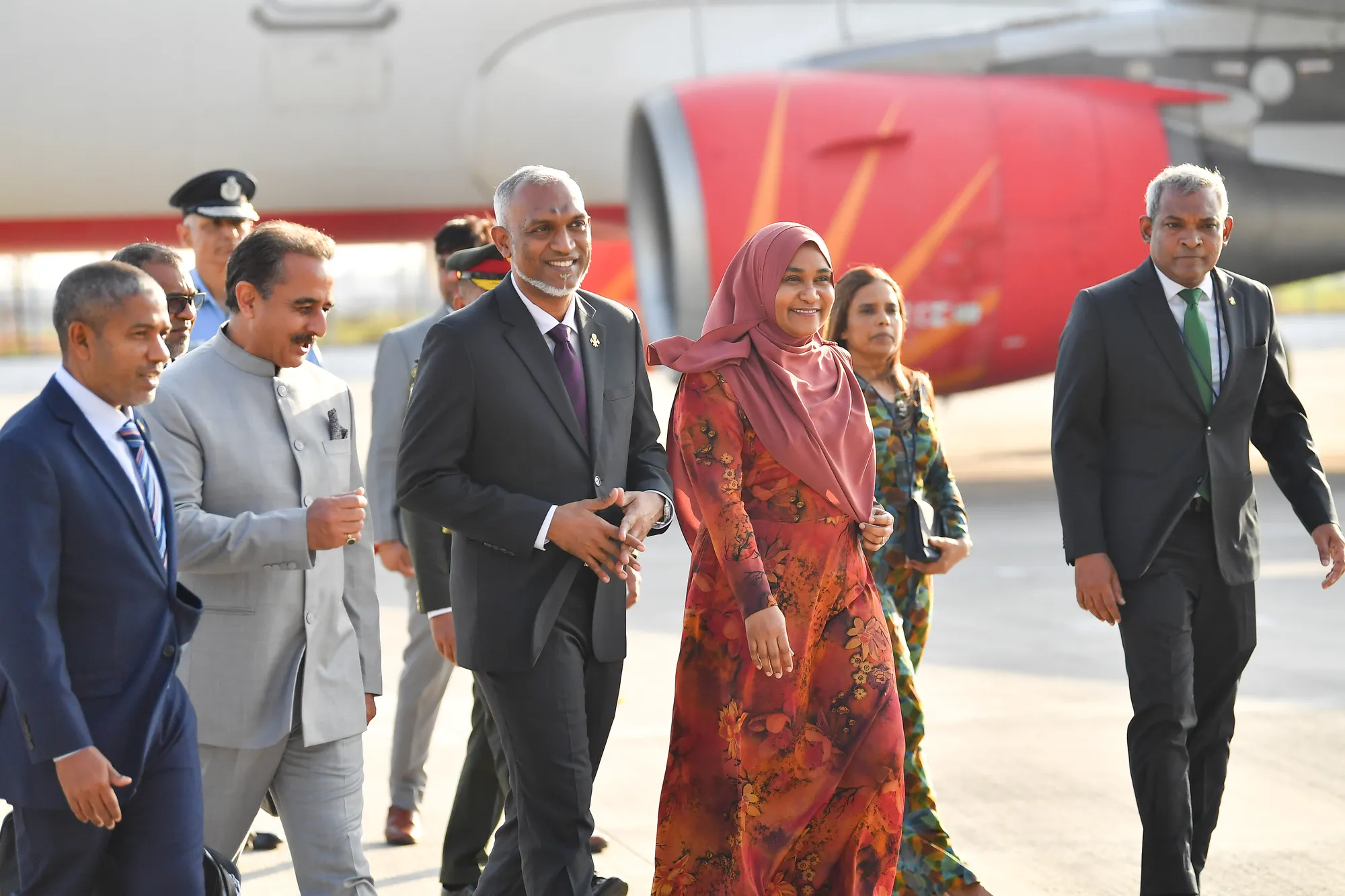 އިންޑިއާއިން ރައީސްގެ ދެކަނބަލުންނަށް ހޫނު މަރުހަބާއެއް
