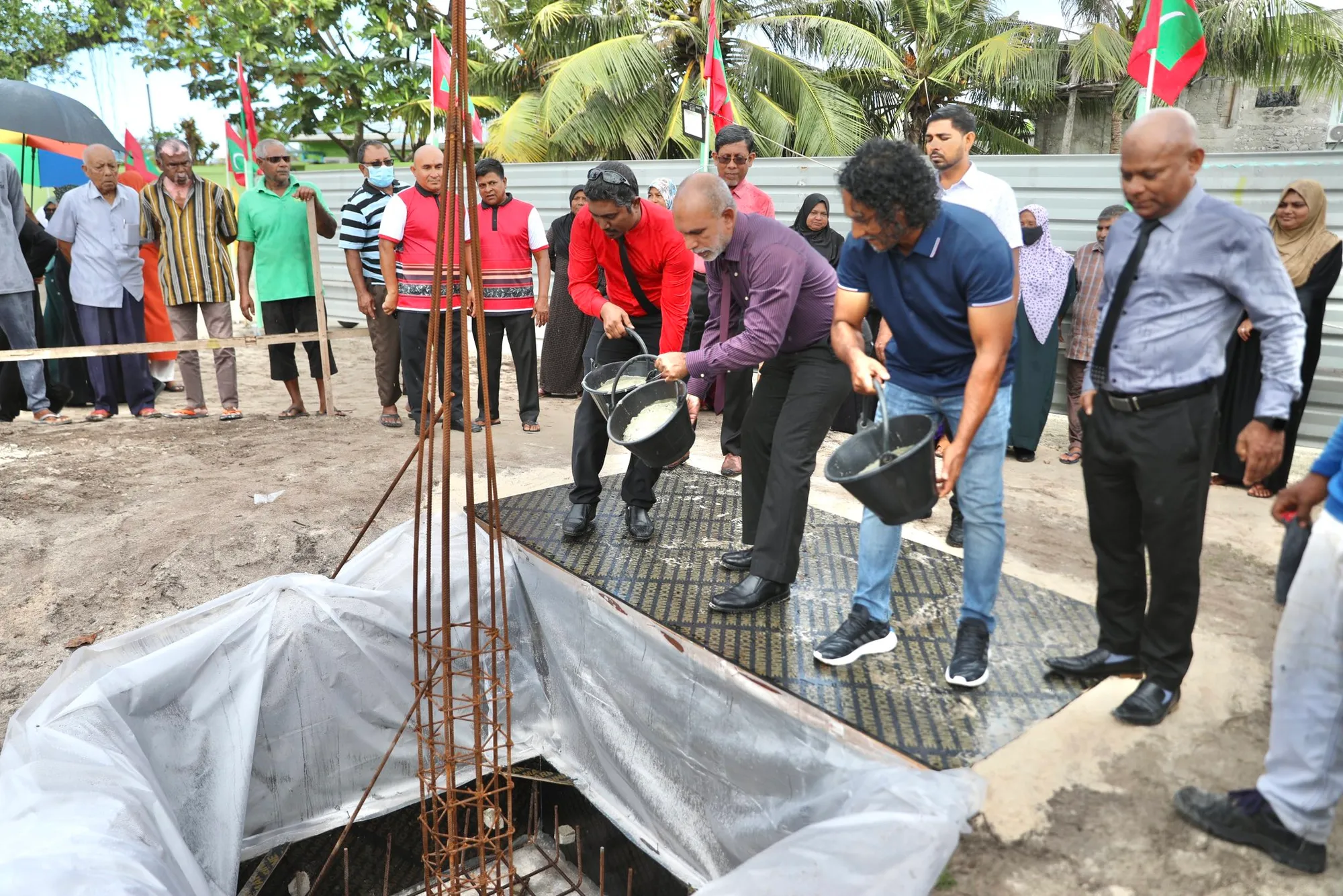ޅ.ކުރެންދޫގައި އަލަށް އިމާރާތްކުރާ މިސްކިތުގެ ބިންގާ އެޅުމުގެ ތެރެއިން- ފޮޓޯ/ އިސްލާމިކް މިނިސްޓްރީ