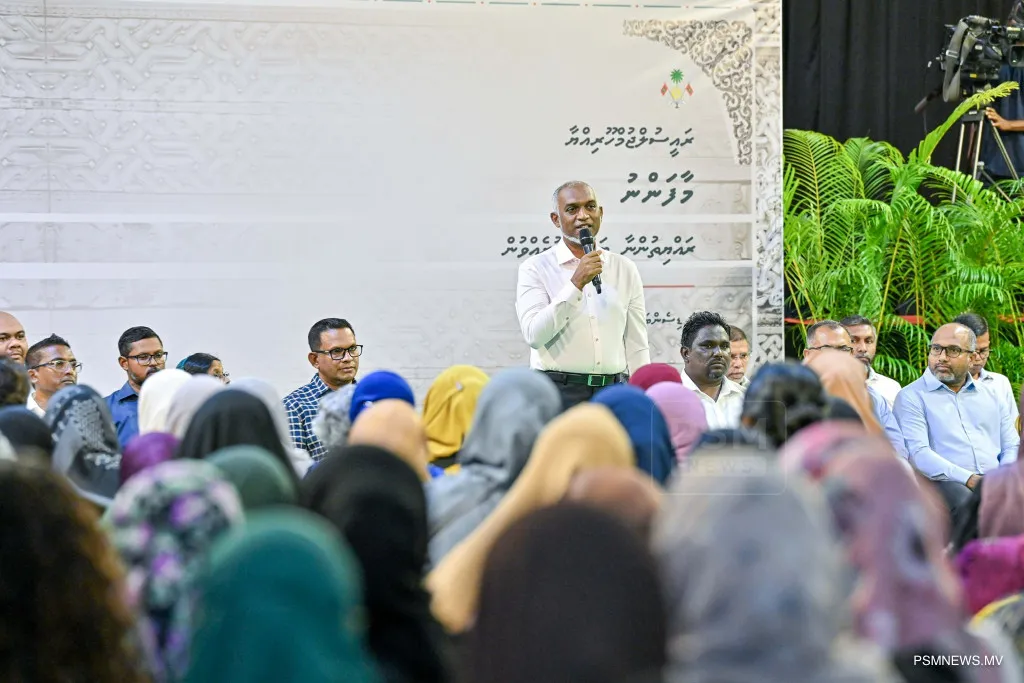 President Dr. Muizzu meeting with Maafannu residents (Photo/President's Office)