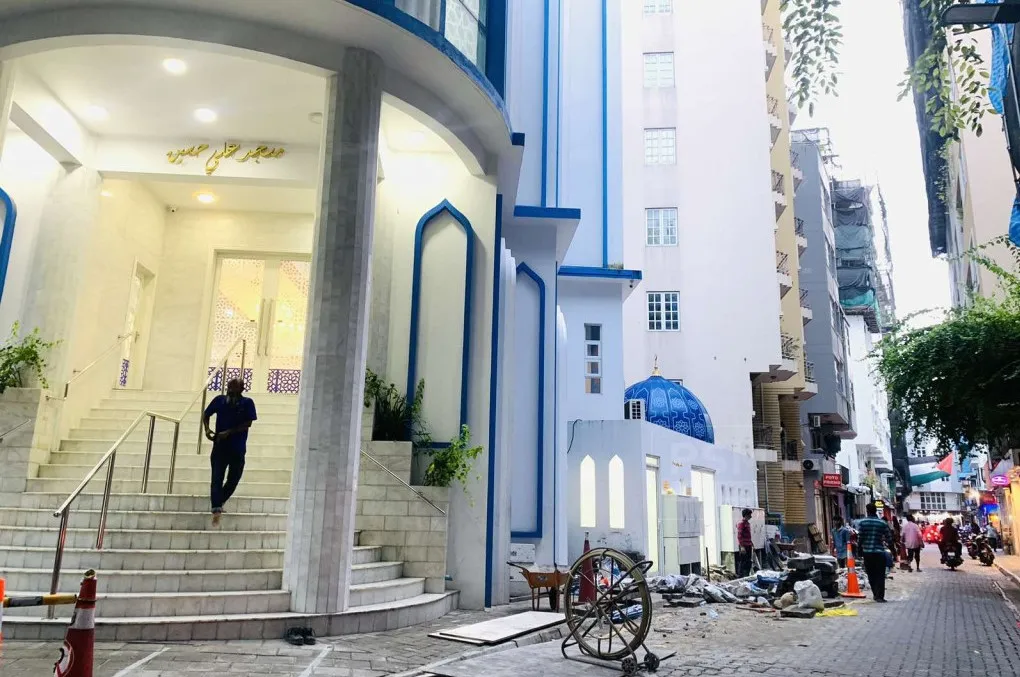 ރައްޔިތުންނަށް އުނދަގޫ ވާގޮތަށް ހުރި ޓްރާންސްފޯމަރުތައް މަގުމަތިން ނަގައިފި
