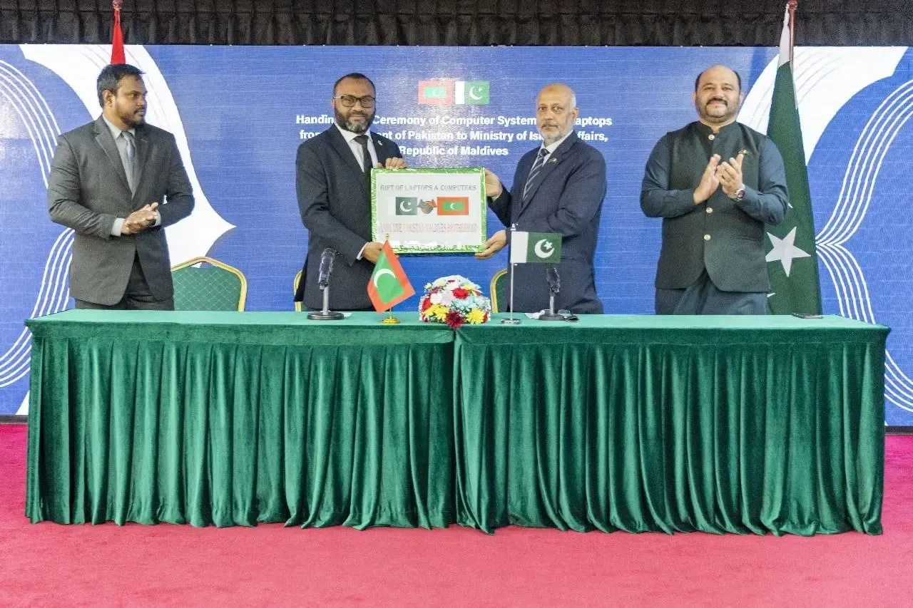 ޕާކިސްތާނުން އިސްލާމީ ކަންތައްތަކާ ބެހޭ ވުޒާރާއަށް ކޮމްޕިއުޓަރުތަކަކާއި ލެޕްޓޮޕްތަކެއް ހަދިޔާ ކޮށްފި