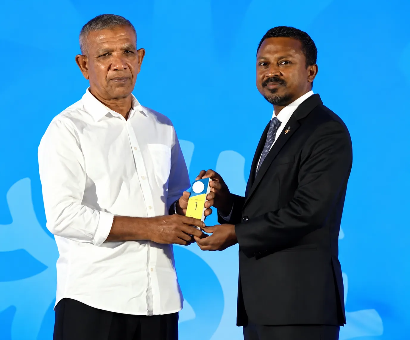ސައީދު އުމަރަށް އެވޯޑް ހަވާލުކޮށްދެއްވަނީ..