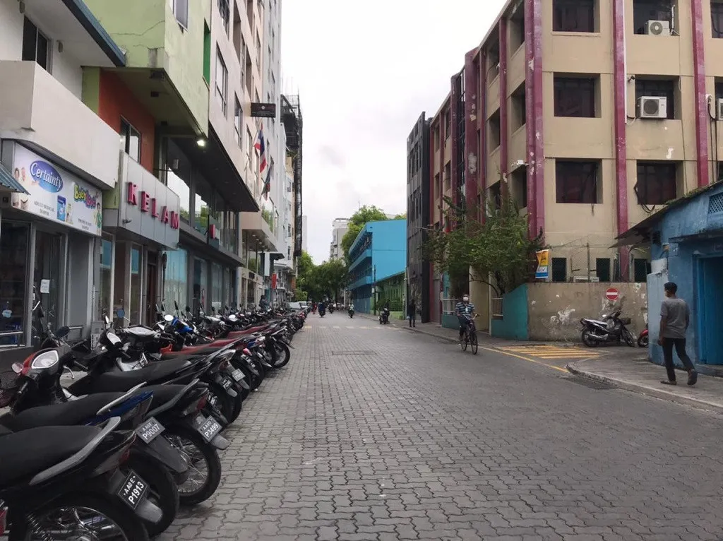 ފިހާރައެއްގެ ސޭޓަކަށް ކަޓަރުން ބިރުދައްކައި، ސިނގިރޭޓާއި ފައިސާ ފޭރިއްޖެ!