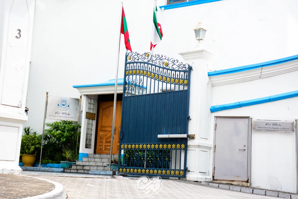 ފިރިހެން ކުދިންތަކެއް ގްރޫމުކުރި ޓީޗަރު އަލުން ބަންދުކުރަން ހައި ކޯޓުން އަމުރުކޮށްފި