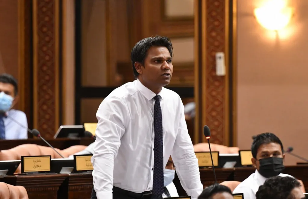މެމްބަރު އީސަ މަޖިލީހުގައި ވާހަކަ ދައްކަވަނީ/ ފޮޓޯ: މަޖިލިސް