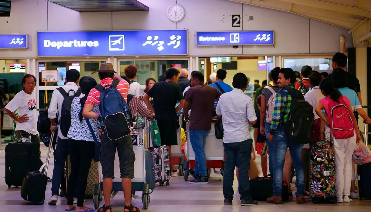 ވީއައިއޭގައި ބަޔަކު ފުރަން ގޮސް-- ފޮޓޯ: ކޮރަލް ގްލާސް މީޑީއާ