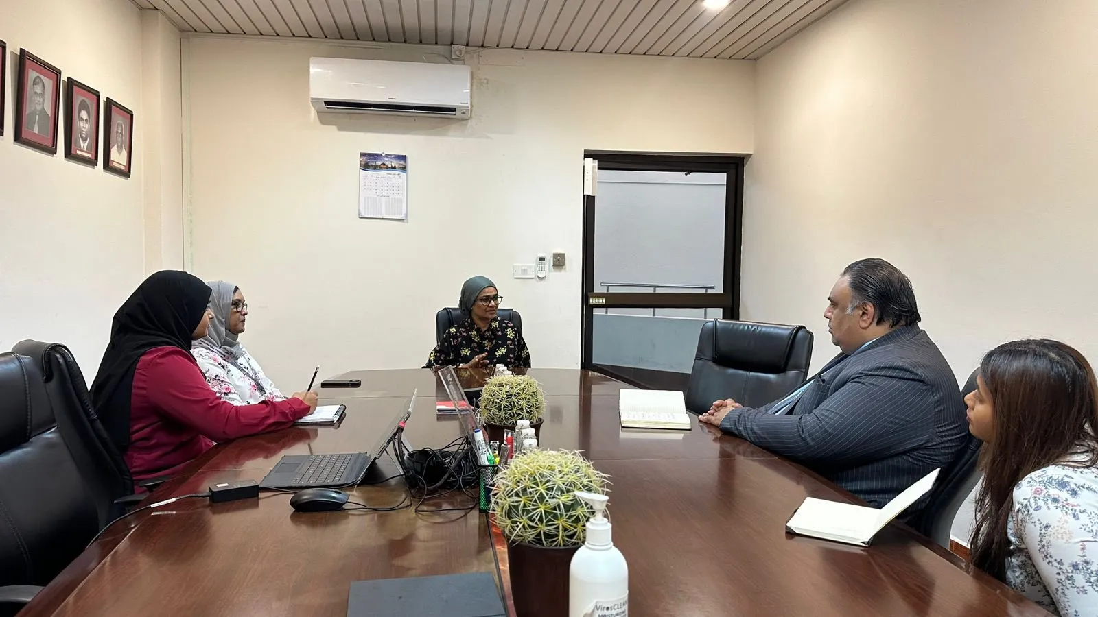 އިނގިރޭސިވިލާތާއި އެކު ޓިވެޓް ޕްރޮގްރާމްތައް ހިންގުމަށް މަޝްވަރާކޮށްފި