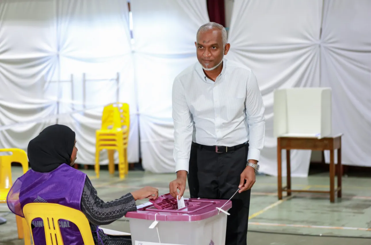 ރައީސް ޑރ މުޢިއްޒު ވޯޓު ލައްވައިފި؛ އެދިވަޑައިގެންނެވީ އެންމެންވެސް އަވަހަށް ވޯޓުލެއްވުމަށް