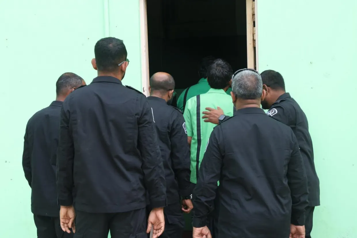 ޖަލަށް ޑްރަގް ވައްދާ މައްސަލަ: 13 ޖަލު އޮފިސަރުން ހައްޔަރު ކޮށްފި!