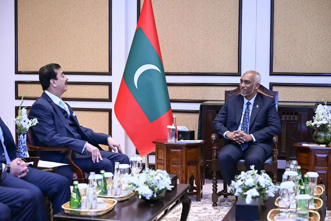 ޕާކިސްތާންގެ ސެނެޓުގެ ޗެއާމަން، ރައީސް މުޢިއްޒުގެ އަރިހަށް އިޙުތިރާމްގެ ޒިޔާރަތެއް ކުރައްވައިފި