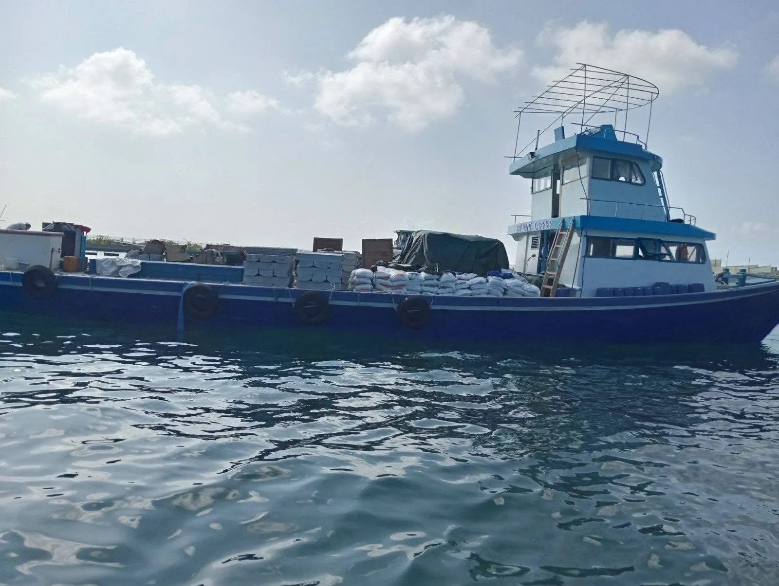 ގެއްލިގެން ހޯދަމުންދިޔަ ދޯނި، އިންޖީނު ހުއްޓިފައި އޮއްވާ ފެނިއްޖެ