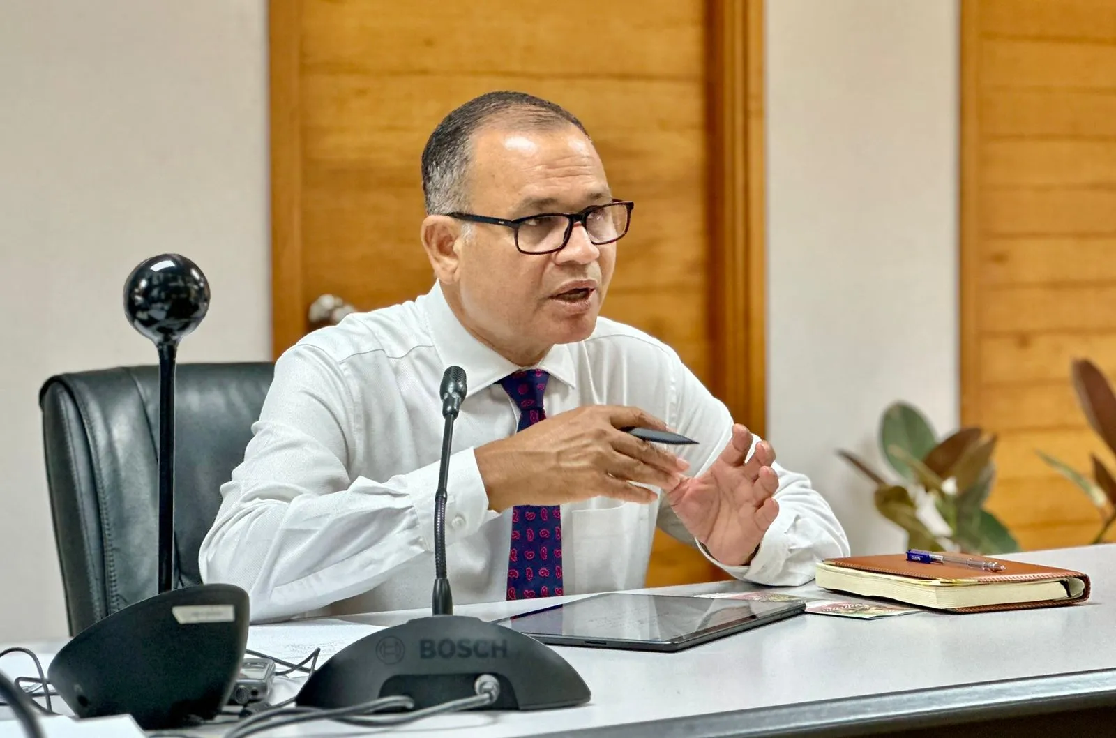 ވޭތުވެދިޔަ 24 ގަޑިއިރު ތެރޭ، މޯލްޑިވިއަންގެ ފްލައިޓުން އެމެޖެންސީގައި 3 މީހުން އުފުލާފައިވޭ: ޝަރީފް