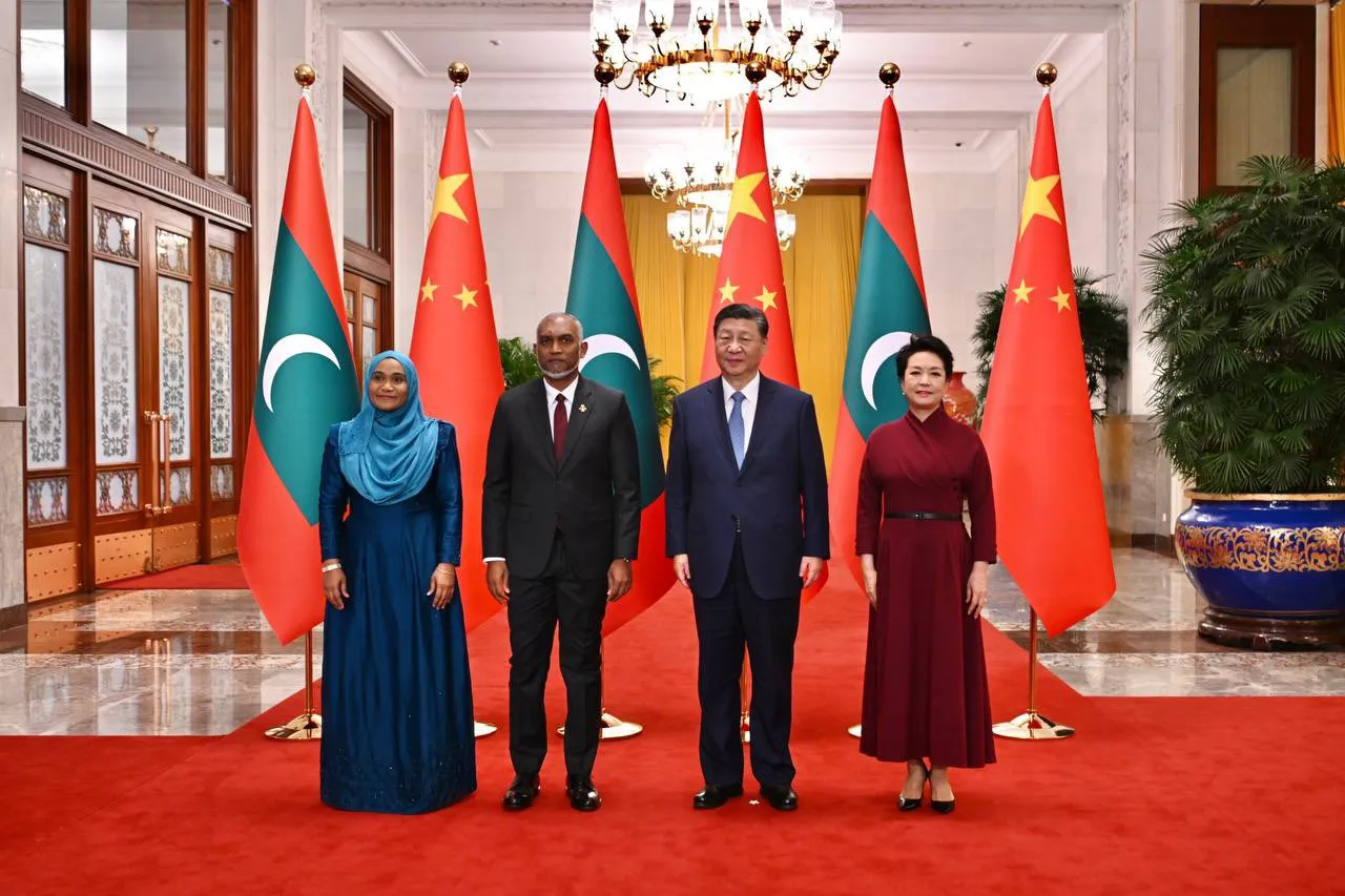 ޗައިނާ ދަތުރާއި ގުޅޭ މައުލޫމާތު ދިނުމަށް ރައީސް ޑރ މުއިއްޒު ނޫސްވެރިންނާ ބައްދަލުކުރައްވަނީ