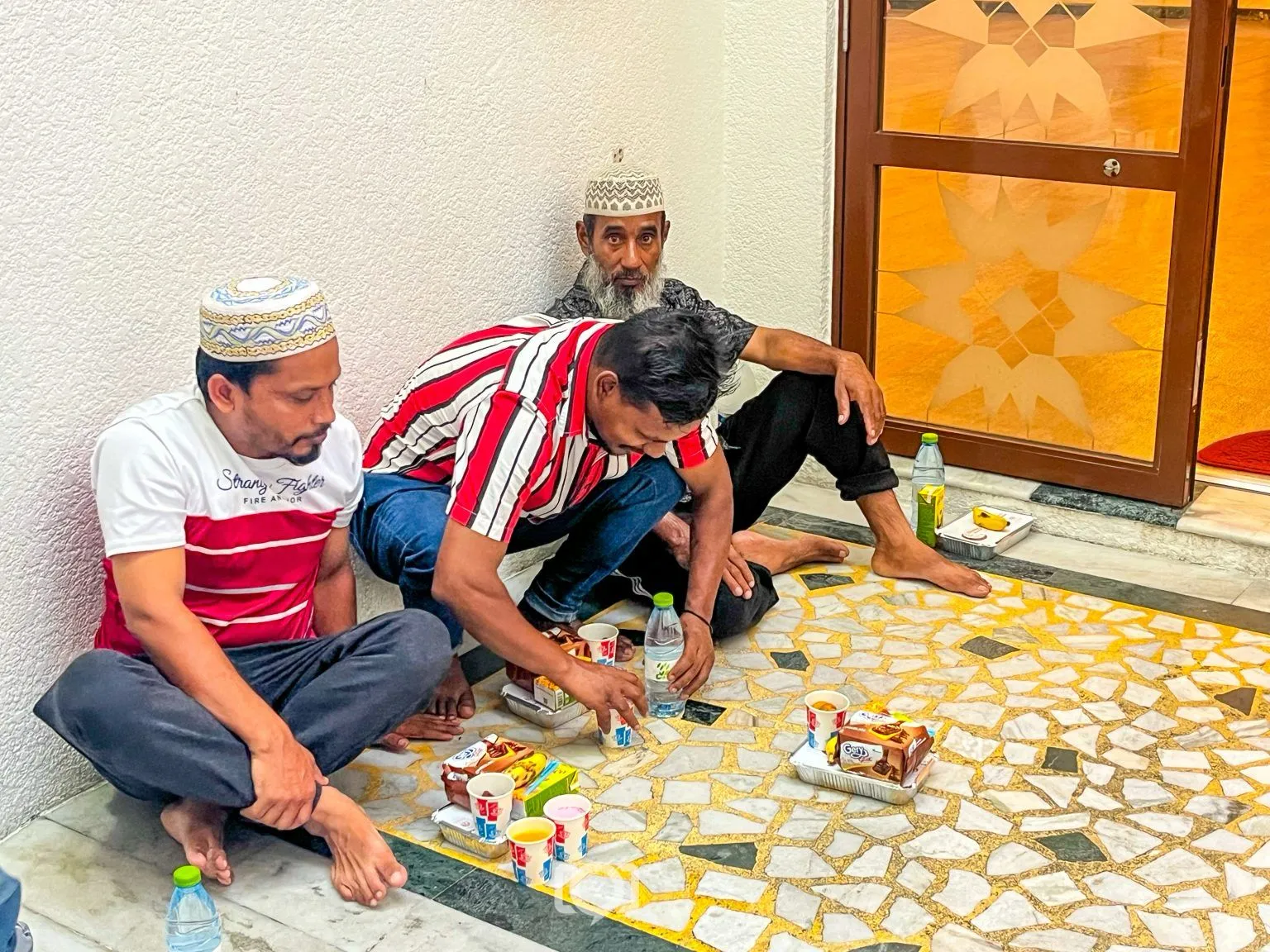 Allied Insurance distributing Iftar packs in mosques (Photo/Vaguthu)