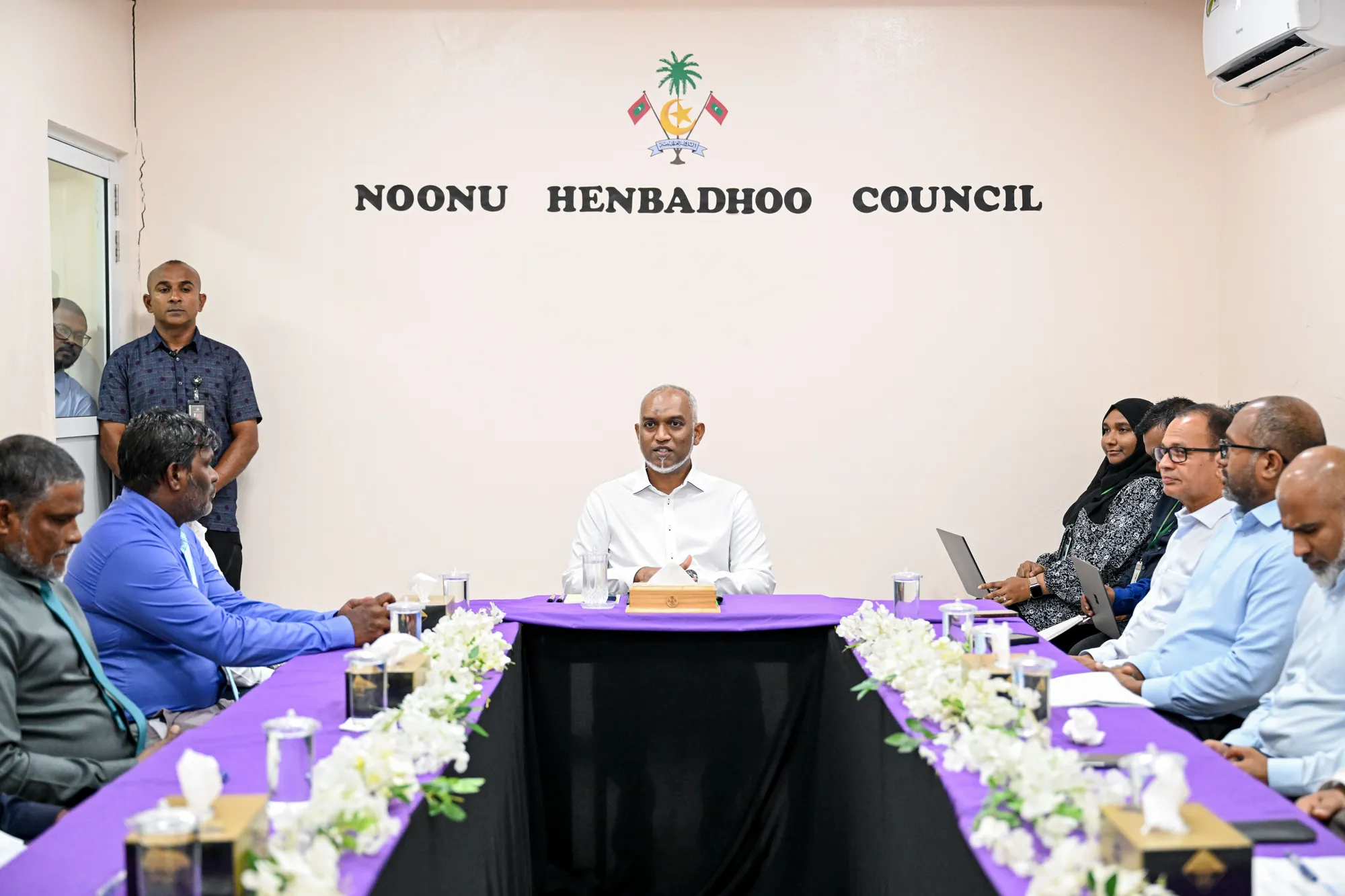 ހެނބަދޫ ޞިއްޙީ ދާއިރާ ހަރުދަނާ ކުރުމަށް ކުރަންޖެހޭ ކަންކަމާއި ގުޅޭގޮތުން ރައީސް އާއި މަޝްވަރާ ކުރައްވައިފި