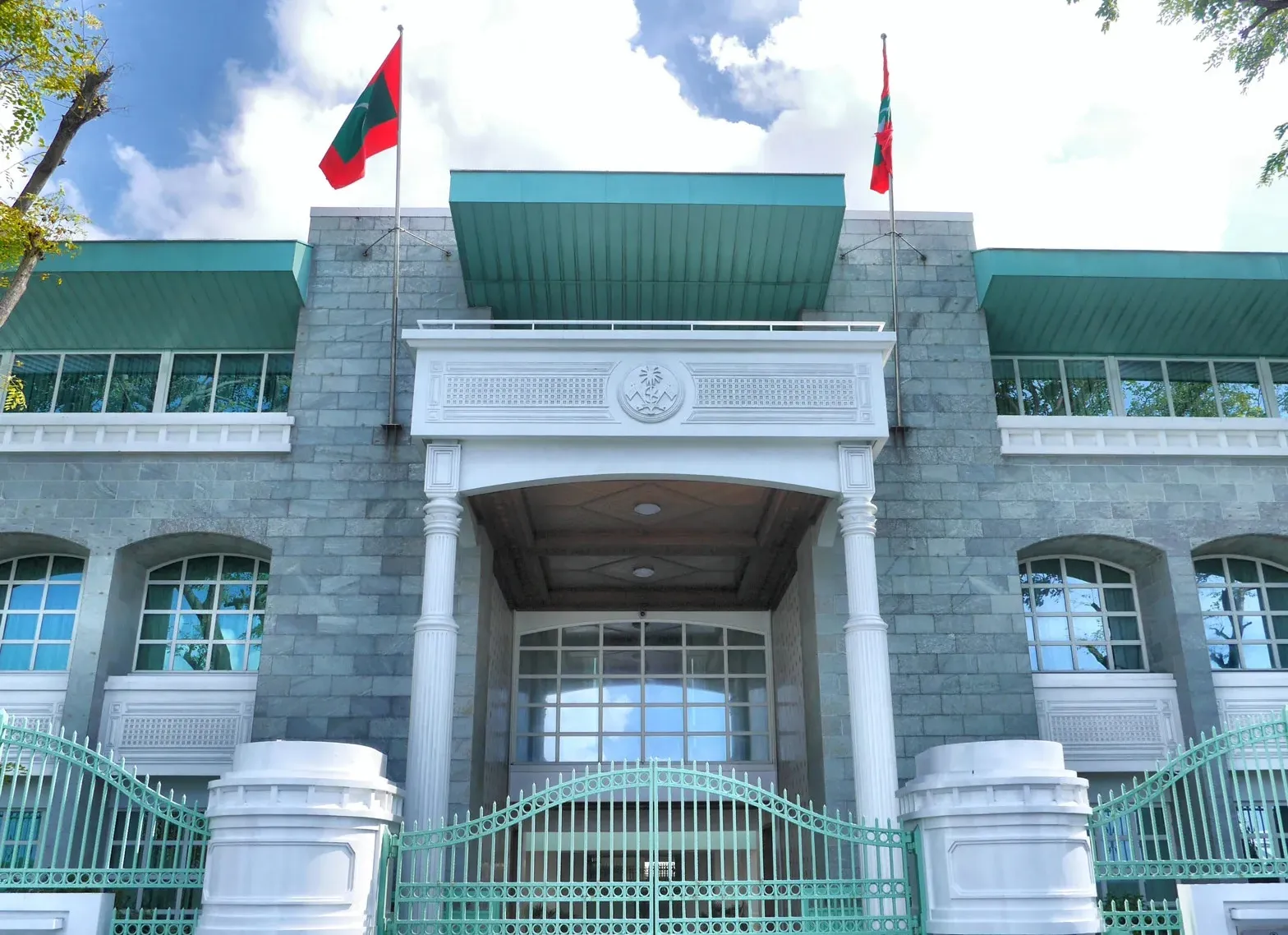 ދައުލަތުގެ ތިން ބާރުގެ އިމާރާތްތަކުގައި ހުޅުޖަހަން މި ސަރުކާރުގެ ކުރީގެ ވެރިއަކު ގޮވި މައްސަލަ ތަހުގީގު ކުރަނީ