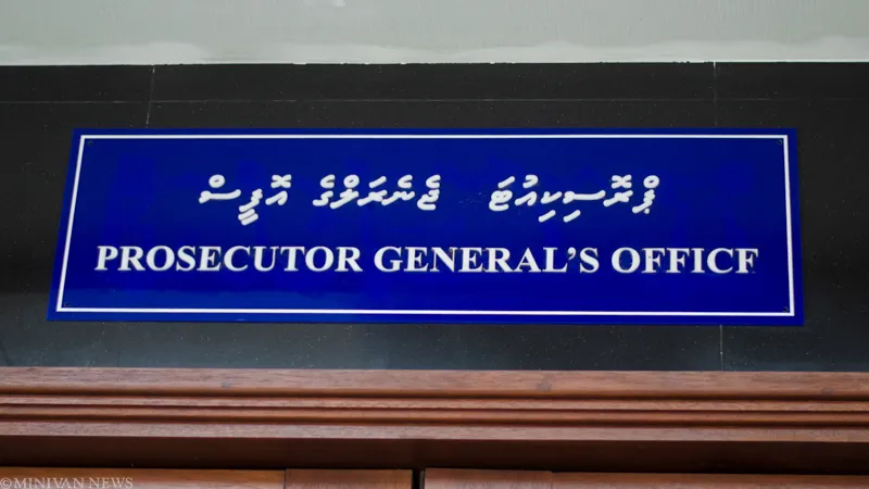 ޖިންސީ ފުރައްސާރައިގެ ތުހުމަތުގައި ޕީޖީގެ ދެ ވަކީލަކު ސަސްޕެންޑް