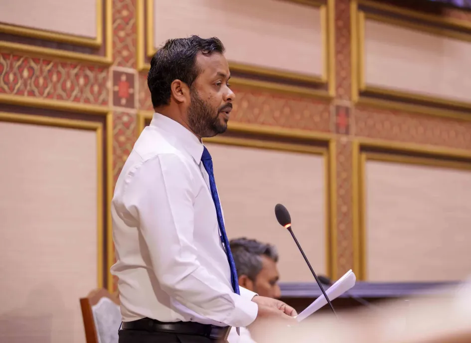 ވަޒީރު ޑރ. އަބްދުﷲ މުއްތަލިބް މަޖިލީހުގައި މައުލޫމާތު ދެއްވަނީ 