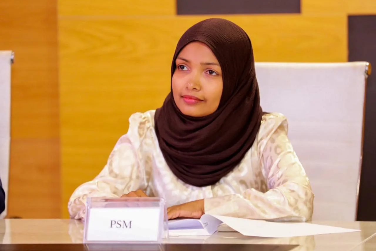 ޕީއެސްއެމްގެ އެމްޑީ، ޒީނާ އިސްތިއުފާދެއްވައިފި