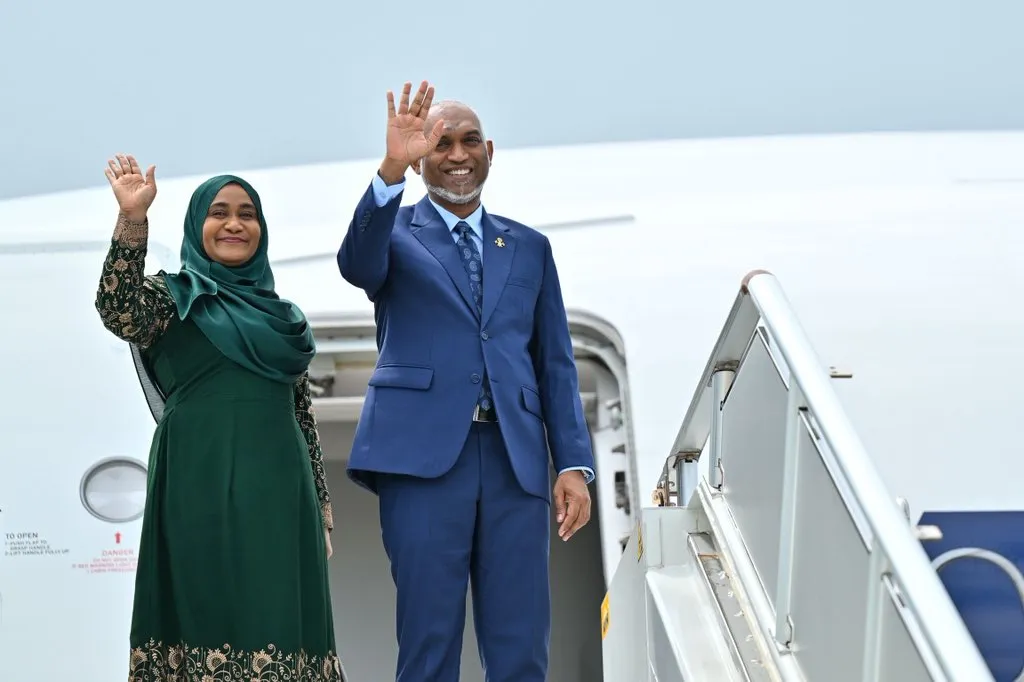 ފުރަމާނަ ދަތުރުފުޅެއްގައި ރައީސް މުޢިއްޒުގެ ދެކަނބަލުން ސިންގަޕޫރަށް