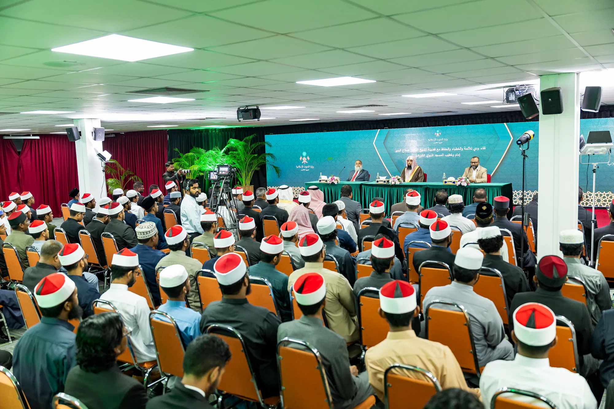 ނަބަވީގެ އިމާމު، ޒުވާން ޚަޠީބުންނާއި، އިމާމުންނާއި ބައްދަލު ކުރައްވައިފި