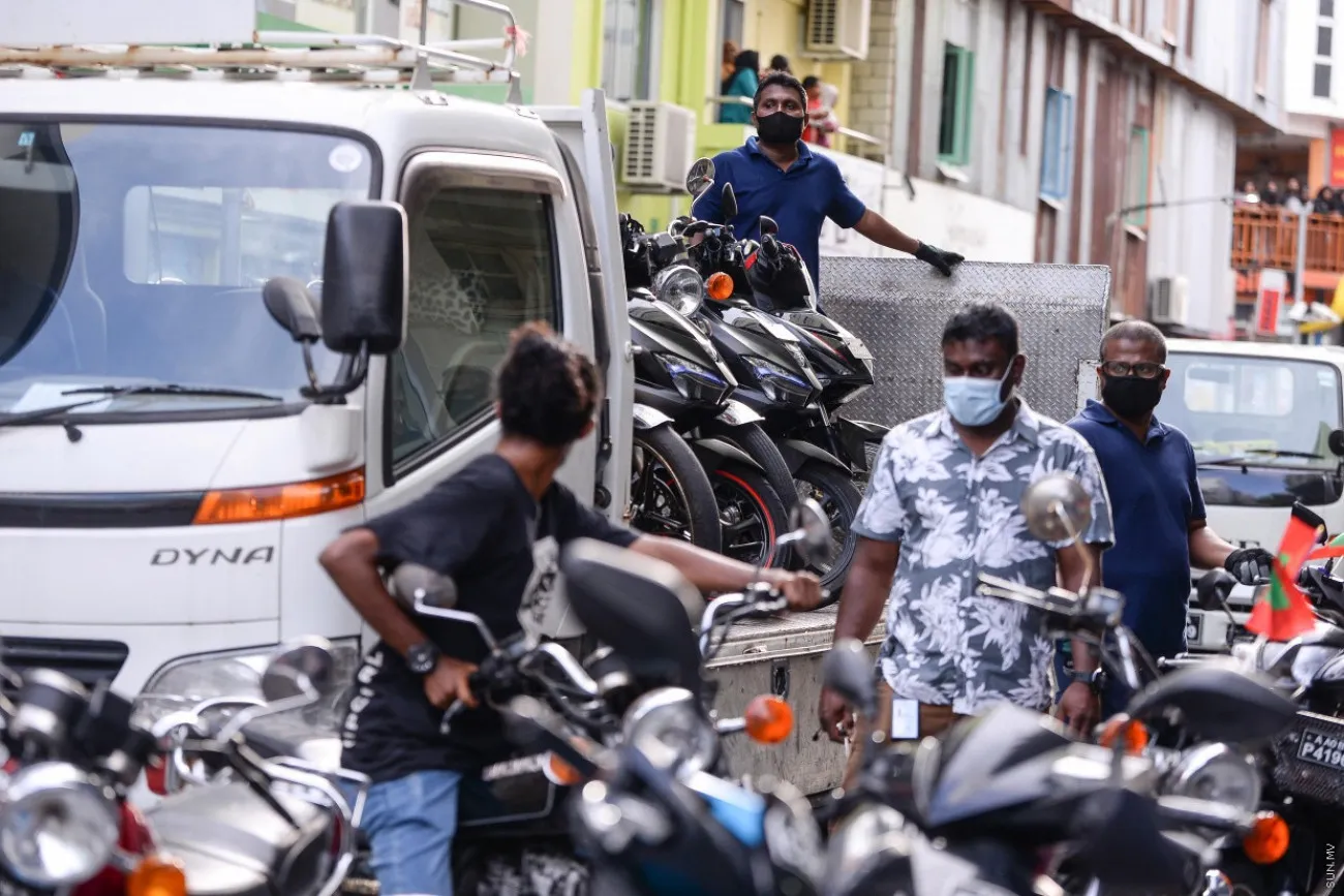 މަޖީދީމަގުގައި ޕާކުކުރާ ވެހިކަލް ޓޯ ކުރަން ފެށުން: މިއަދު 42 ވެހިކަލް ޓޯ ކޮށްފި