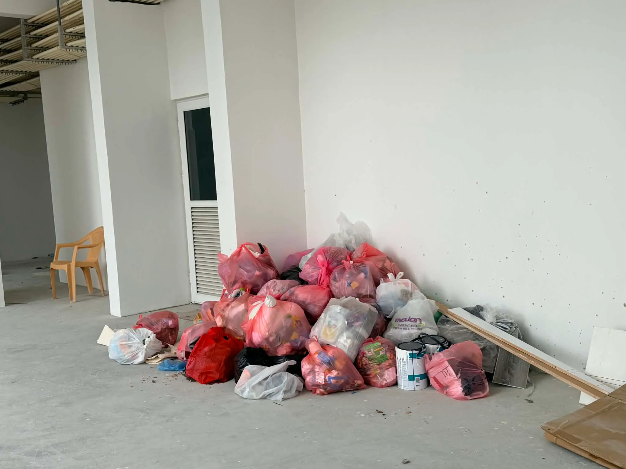 އަލަށް މީހުން ދިރިއުޅެން ފެށި ފްލެޓްތަކުގައި ކުނި މެނޭޖު ކުރުމުގެ އިންތިޒާމެއް ނެތް