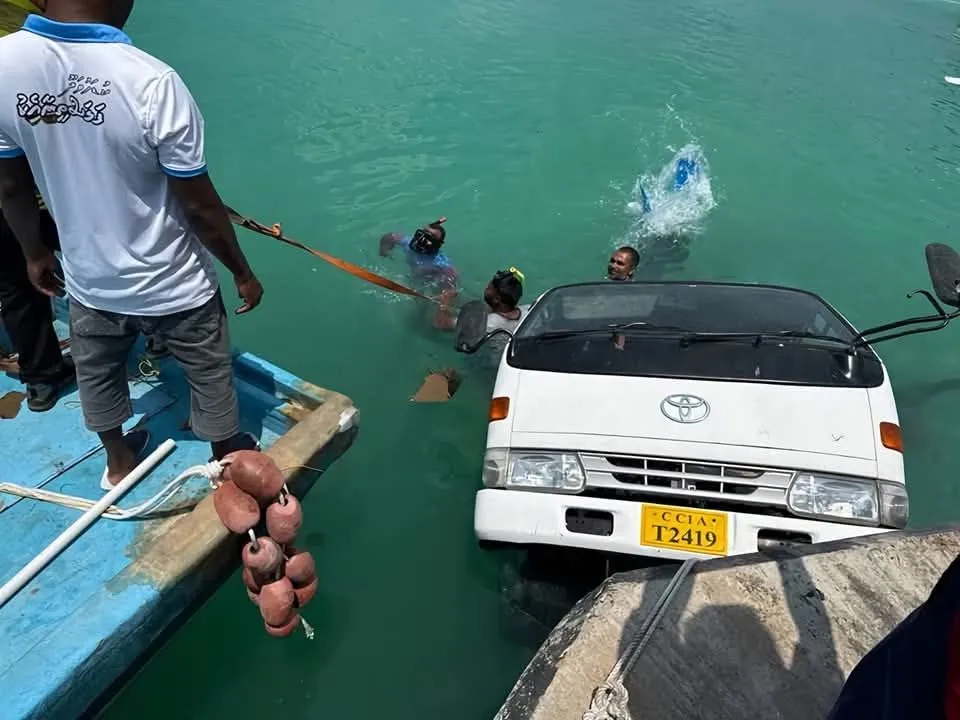 ކުޑަހުވަދޫގައި މުދާއުފުލާ ކުޑަ ޕިކަޕެއް ފަޅުތެރެއަށް ވެއްޓިއްޖެ