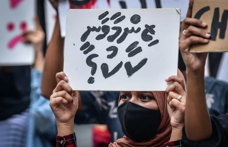 ހާއްސައެހީއަށް ބޭނުންވާ ދަރިވަރަށް އަނިޔާކުރިކަމަށް ބުނާ ޓީޗަރު ދޫކޮށްލައިފި