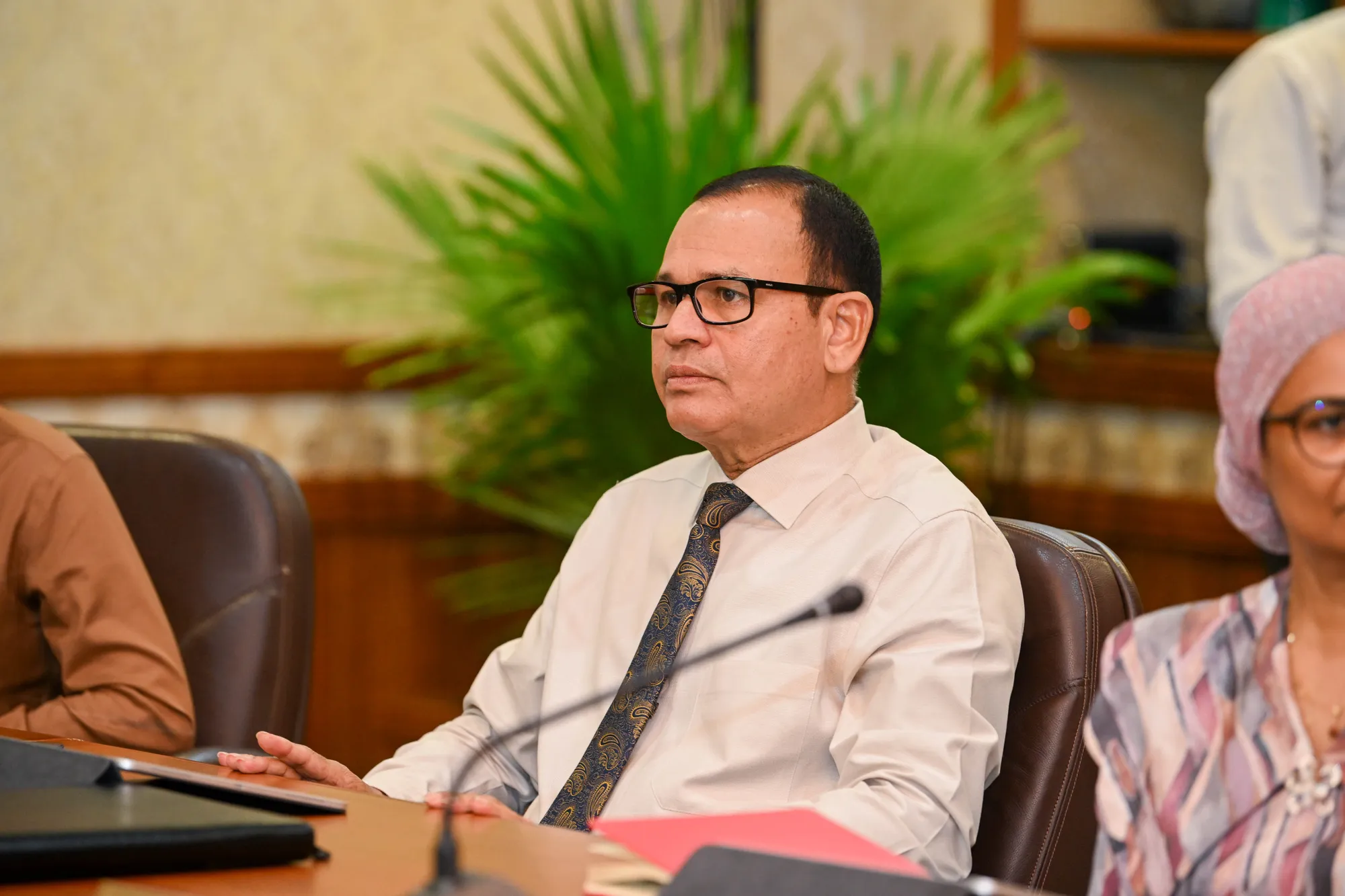 ފެނިގެން މިދަނީ ރައީސްގެ ހަރުދަނާ ސިޔާސަތު ތަންފީޒު ވަމުންދާތަން  - އާދަމް ޝަރީފް