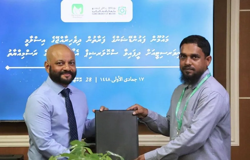 މައުމޫން ފައުންޑޭޝަނުން އައިޔޫއެމްގެ ދަރިވަރަކަށް ފުލް ސްކޮލަޝިޕެއް ދީފި 