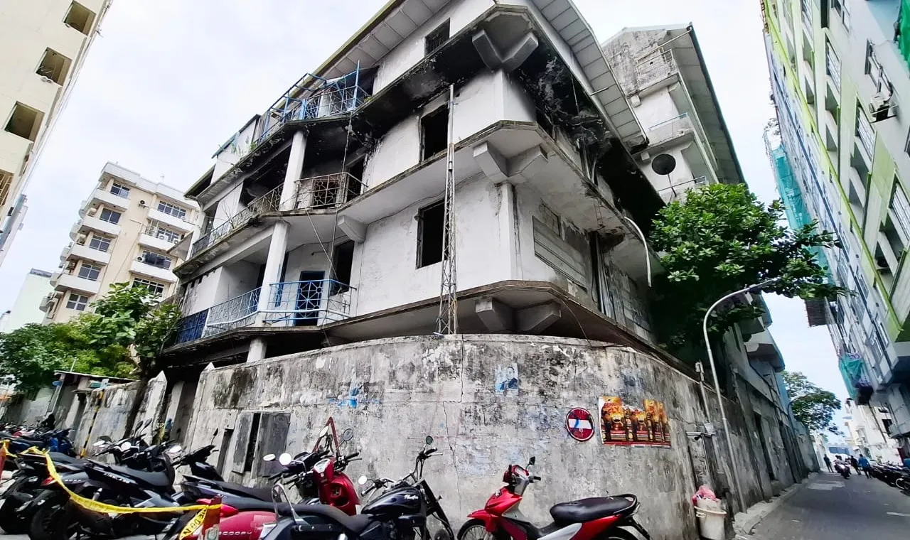 ވީރާނާވެފައިވާ އޯކިޑް ޕްލާޒާ ތަޅާލުމުގެ މަސައްކަތް ސިޓީސް މިނިސްޓްރީން ފަށައިފި