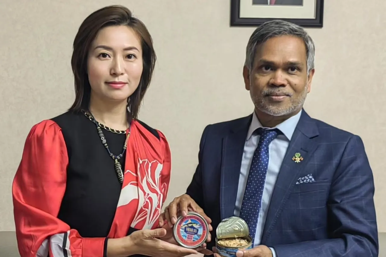 The newly canned tuna samples being presented to Ambassador of Maldives to China, Fazeel Najeeb (Photo/Minister Shiyam via X)
