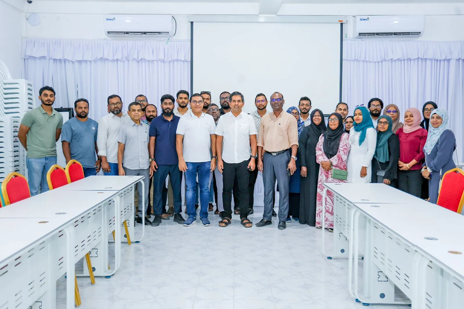އައްޑޫސިޓީގެ ކުދި އަދި މެދުފަންތީގެ ވިޔަފާރިވެރިންނާ އިކޮނޮމިކް މިނިސްޓަރ ބައްދަލު ކުރައްވައިފި