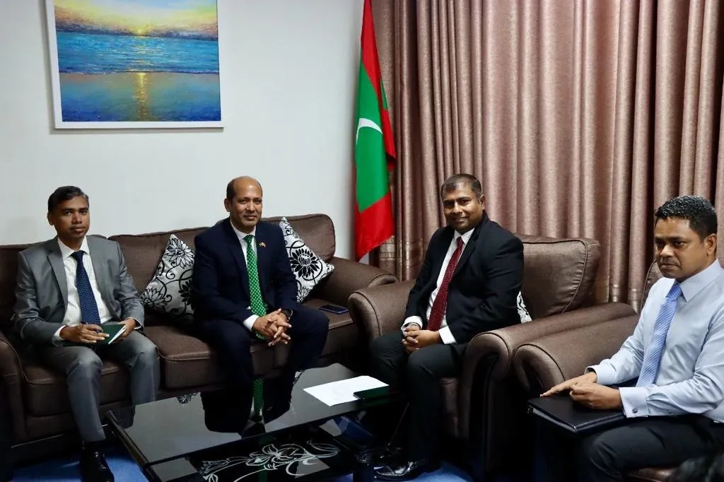 ދިވެހި ބަހާއި ސަޤާފަތާއި ތަރިކައާއި ބެހޭ ވުޒާރާގެ ވަޒީރު އާދަމް ނަޞީރާއި ބަންގްލަދޭޝްއިން ދިވެހި ރާއްޖެއަށް ކަނޑައަޅުއްވައިފައި ހުންނަވާ ސަފީރު ޝައިޚް ޢަބްދުލްކަމާލް އާޒަދު ބައްދަލުކުރެއްވުން. ފޮޓޯ: ހެރިޓޭޖް މިނިސްޓްރީ