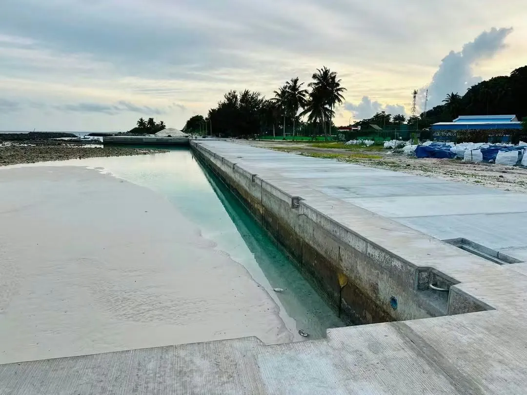 ނޫމަރާ ބަނދަރުގެ މަސައްކަތް ހުއްޓިފައިވާއިރު، ބަނދަރަށް ވެލިވަދެ ފިނޮޅު ހެދި ރައްޔިތުން ކަންބޮޑުވެއްޖެ 