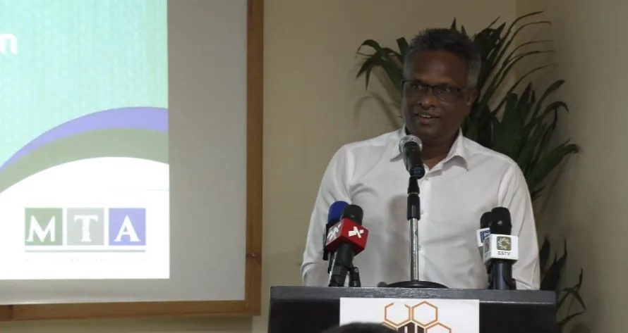 ލޯކަލް މާރުކޭޓަށް ތަކެތި ގެނެސް ވިއްކުމުގެ ކޮންޓްރޯލް ބިދޭސީން ނަގާފައިވާތީ މޭޔަރު އާޒިމްގެ ކަންބޮޑުވުން!