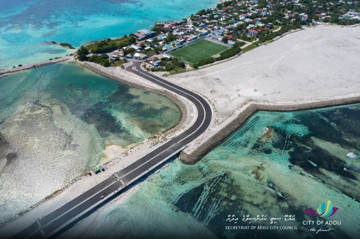 އައްޑޫގައި ވެލި ފުންޏަކަށް ސައިކަލެއް އަރައި، އަނިޔާވި މީހަކު މާލެ ގެންނަނީ